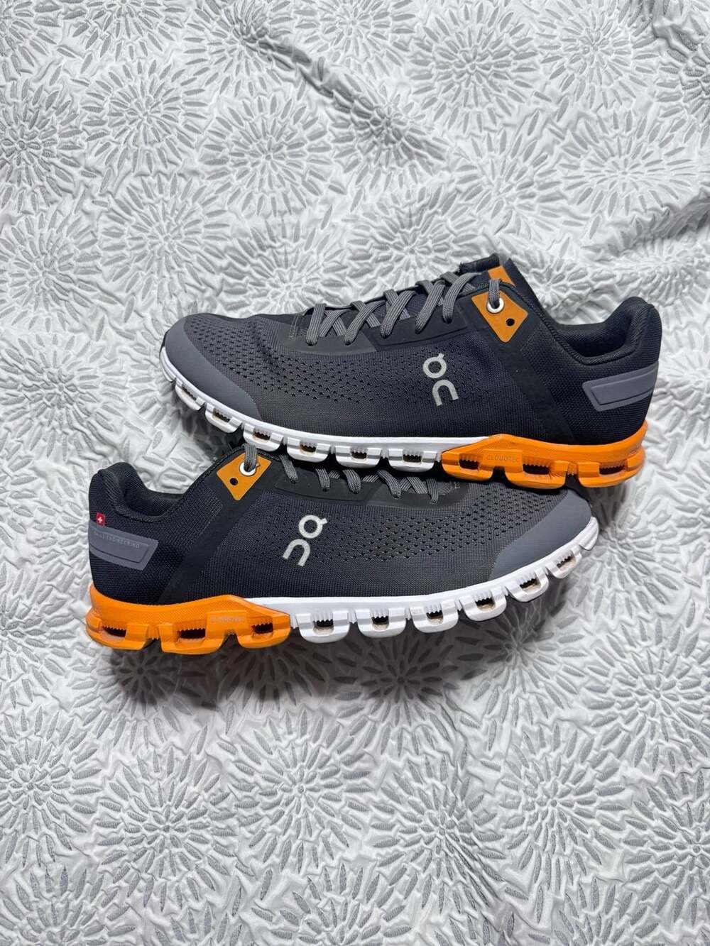 On Cloudflow Black Turmeric Men’s 9.5 35-98398